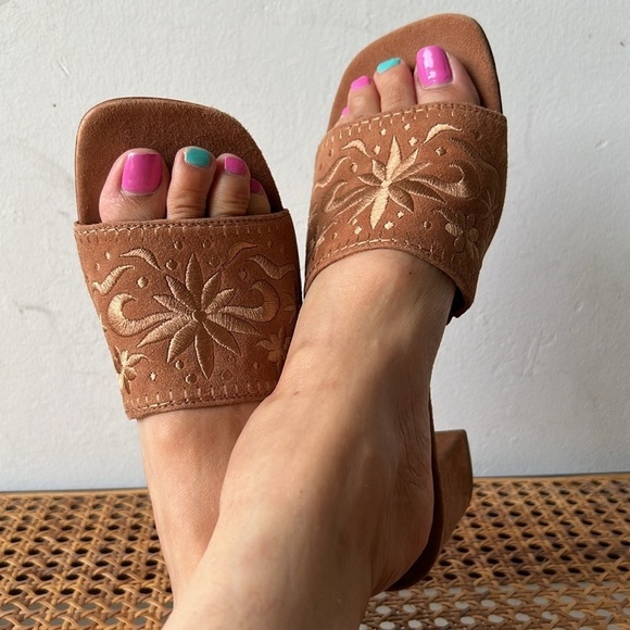 Bernardo Bailey Leather Embroidered Sandal - Picture 8 of 9